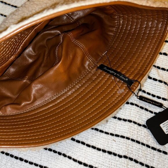 Do Everything In Love fleece reversible bucket hat, NWT - Picture 2 of 2